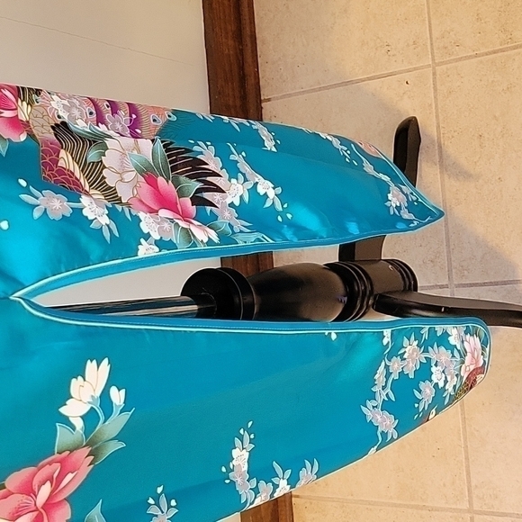 Kimono type negligee with peacocks.  Zippers up the side with snaps and buttons. - Picture 5 of 9